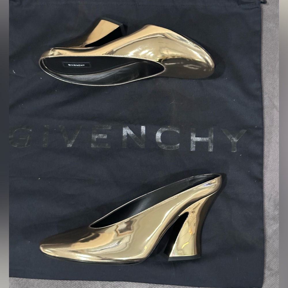 Givenchy Sculpted heeled mules in mirror effect leather - Picture 15 of 17
